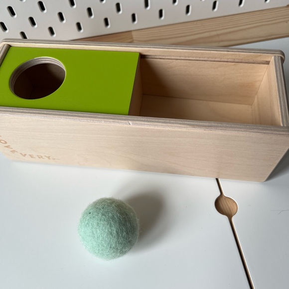 LOVEVERY Sliding Top Box Wood with felt ball - Picture 5 of 7